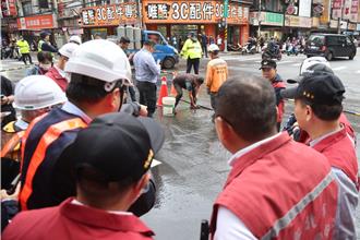板橋逾千戶沒水用 自來水爆管急設13處臨時供水站