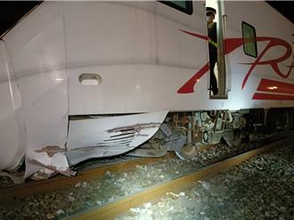 余震巨石滚落铁道 台铁普悠玛擦撞脱轨 现场画面曝