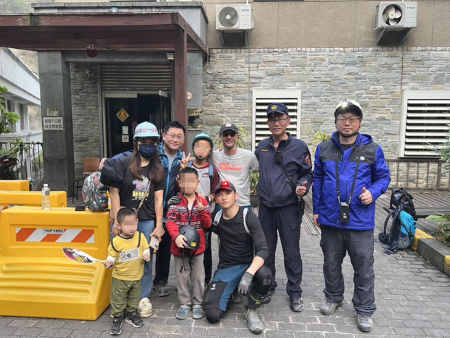 事后证实该名重机骑士为刚下班的天祥派出所员警周彦志，他同样靠着明隧道逃过一劫，当下就徒步返回派出所与同事马不停蹄救灾。(图／翻摄画面)