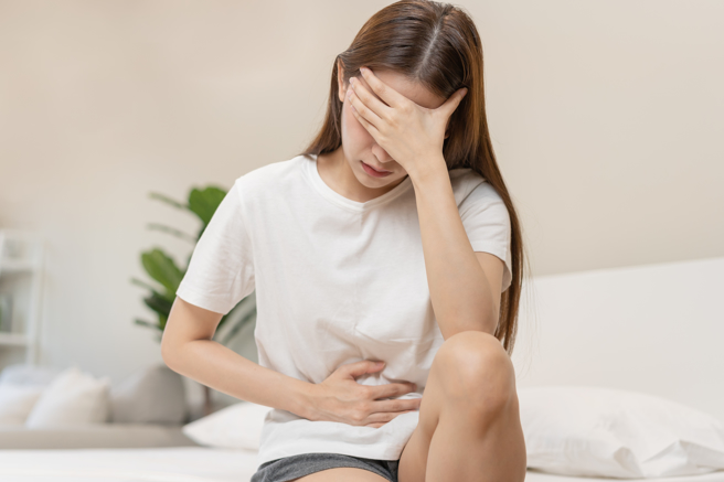 醫師姜冠宇表示，若水源顏色、氣味改變、摸起來黏黏的，牆壁有滲漏聲、水壓下降及水源供應區的使用者都有症狀，就要合理懷疑水源遭污染。（示意圖，shutterstock／達志）