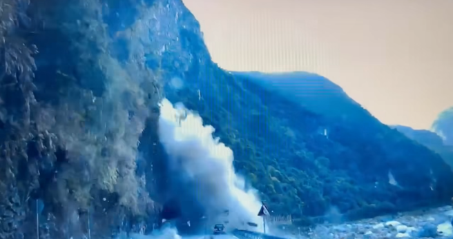 强震当下，台8线山壁崩塌，无数岩块沿着边坡乱飞坠下，瞬间吞噬原本正行驶在前面的吉普车、机车。（图 / 翻摄自脸书粉专「苏花公路即时路况平台」）