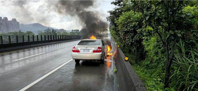 台62线万瑞快速公路10日上午发生一起自小客车自燃的意外，消防单位迅速赶到现场扑灭火势。（翻摄照片／张志康基隆传真）