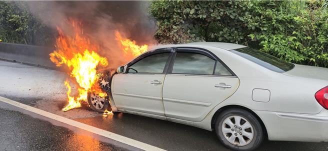 台62线万瑞快速公路10日上午发生一起自小客车自燃的意外，消防单位迅速赶到现场扑灭火势。（翻摄照片／张志康基隆传真）