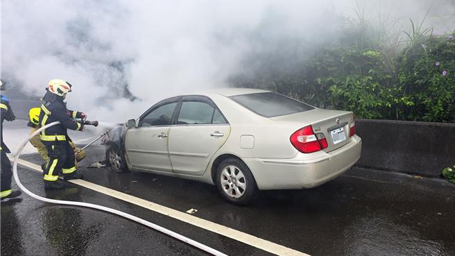 台62线万瑞快速公路10日上午发生一起自小客车自燃的意外，消防单位迅速赶到现场扑灭火势。（翻摄照片／张志康基隆传真）