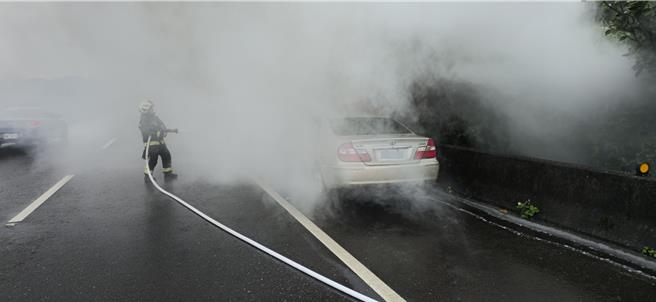 台62线万瑞快速公路10日上午发生一起自小客车自燃的意外，消防单位迅速赶到现场扑灭火势。（翻摄照片／张志康基隆传真）