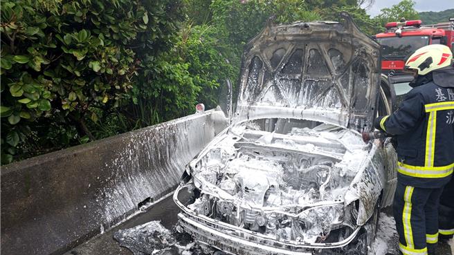 台62线万瑞快速公路10日上午发生一起自小客车自燃的意外，消防单位迅速赶到现场扑灭火势。（翻摄照片／张志康基隆传真）