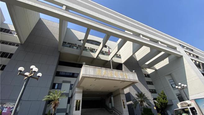 台中檢方偵辦台中市警局少年隊田姓偵查佐及張姓員警詐領刑事辦案工作費，9日搜索少年隊及田等住處，訊後，以田、張兩人及洪姓、黃姓業者等4人違反《貪汙治罪條例》等罪嫌重大，各以10萬元、10萬元、6萬元及3萬元交保候傳。（本報資料照片／陳淑芬台中傳真）