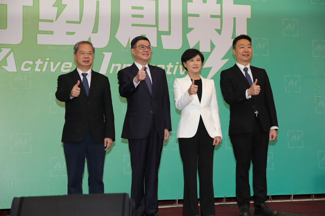 总统当选人赖清德10日举行记者会发布首波内阁名单，由即将担任行政院长卓荣泰（左二）宣布第一波行政院人事，国发会主委龚明鑫（左起）担任行政院秘书长、前文化部长郑丽君担任行政院副院长、赖清德竞选总部发言人陈世凯担任行政院发言人。（黄世麒摄）