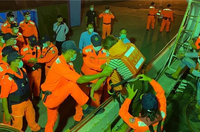海巡人員在碼頭登檢時，察覺艙內呼救聲，開啟密艙後發現已昏迷阮姓偷渡客及其餘15人。（高雄地檢署提供／洪靖宜高雄傳真）