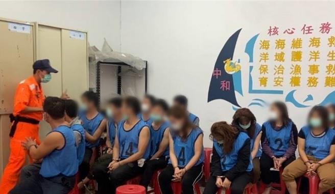 海巡人員在碼頭登檢時，察覺艙內呼救聲，開啟密艙後發現已昏迷阮姓偷渡客及其餘15人。（高雄地檢署提供／洪靖宜高雄傳真）