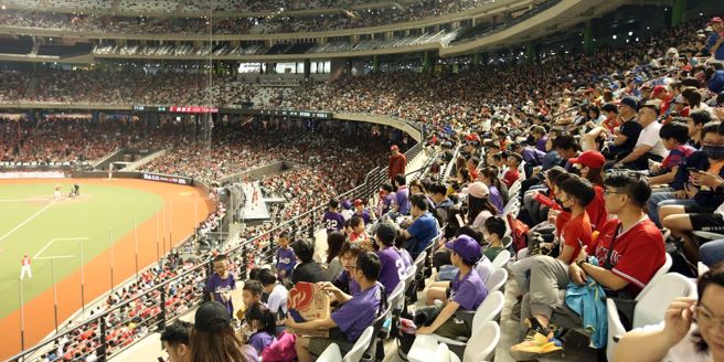 乐天桃猿在大巨蛋的比赛。（资料照，姚志平摄）