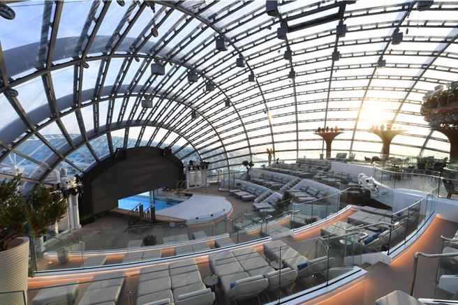 「太陽公主號」以希臘聖托里尼的露台為靈感，打造出海上首座多樓層的「玻璃穹頂空中花園（The Dome）」。（公主遊輪提供／吳娮翎台北傳真） 