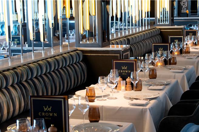 「太陽公主號」採用新的設計元素，「皇冠海鮮牛排餐廳（Crown Grill）」令賓客們回味無窮。（公主遊輪提供／吳娮翎台北傳真） 