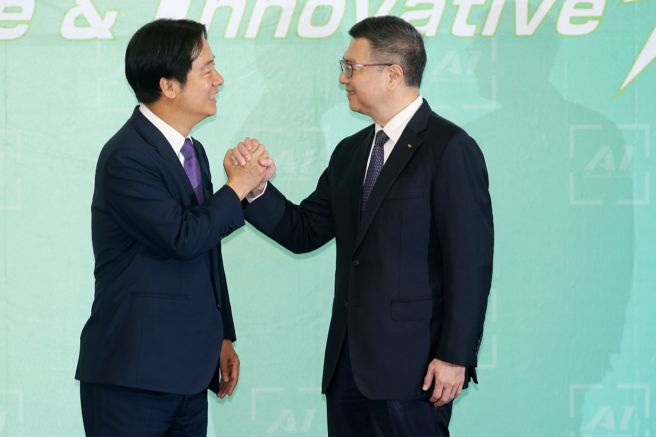 总统当选人赖清德（左）10日举行记者会发布首波内阁名单，由前民进党主席卓荣泰（右）担任行政院长。（杜宜谙摄）