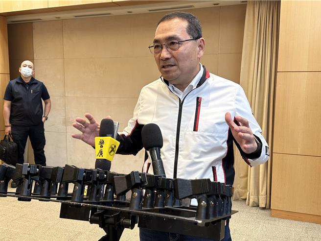 新北市長侯友宜今主持市政會議後受訪表示，對於兒少性剝削、性侵害絕對是零容忍。（高鈞麟攝）