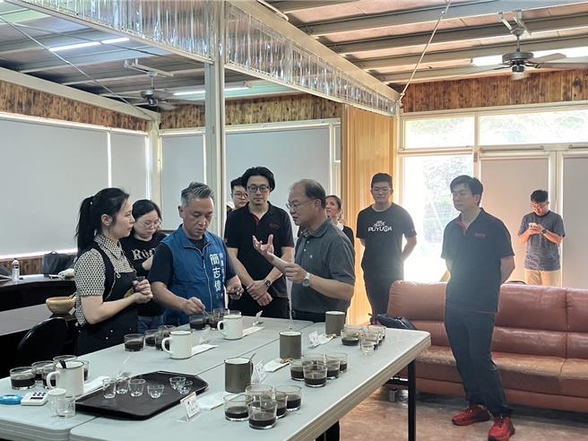 2024歐韻盃精品咖啡交流賽現場茶改場蘇宗振場長向評審群及簡志偉議員說明臺灣咖啡分類分級(TCAGs)評鑑評鑑制度之特色。（茶改場提供／蔡明亘桃園傳真）