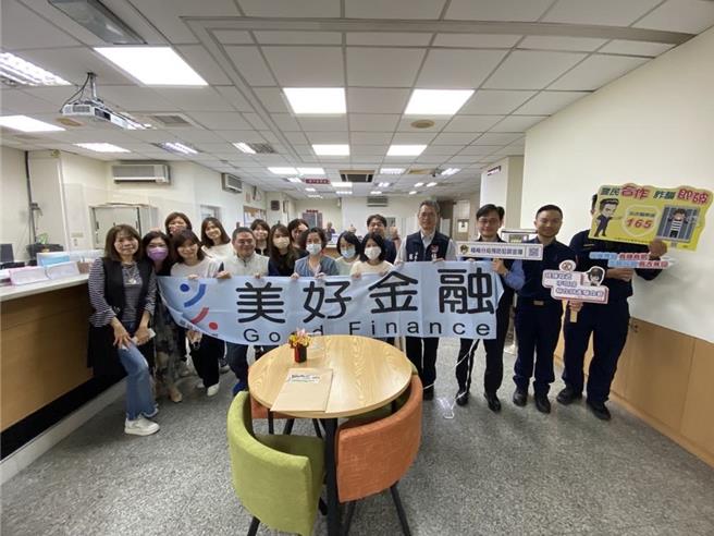 桃園市楊梅警分局前往轄內金融機構宣導反詐騙。（翻攝照片／蔡明亘桃園傳真）