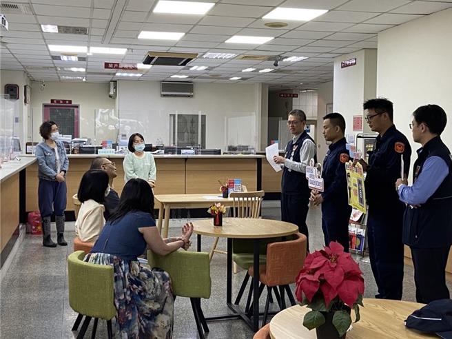 桃園市楊梅警分局前往轄內金融機構宣導反詐騙。（翻攝照片／蔡明亘桃園傳真）