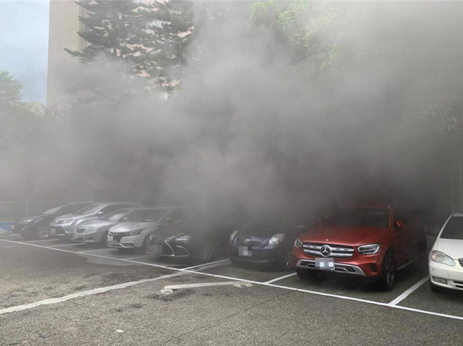 陽明醫院地下1樓火警冒出大量黑煙。（翻攝畫面）