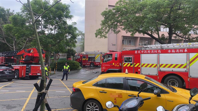 警消布水線搶救。（翻攝畫面）