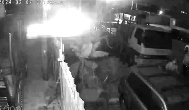 大寮區中庄北段某工廠於2月7日發生火警，監視器拍下2名嫌犯身影，疑似丟擲汽油彈。 （本報資料照）