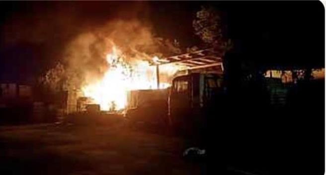 大寮區中庄北段某工廠於2月7日發生火警，監視器拍下2名嫌犯身影，疑似丟擲汽油彈。 （本報資料照）