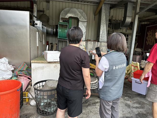 新北旅游团到台南白河某餐厅用餐，疑食物中毒，南市卫生局稽查发现用餐地点环境不佳。（台南市卫生局提供／曹婷婷台南传真）