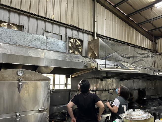 新北旅游团到台南白河某餐厅用餐，疑食物中毒，南市卫生局稽查发现用餐地点环境不佳。（台南市卫生局提供／曹婷婷台南传真）