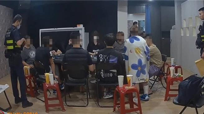 警方攻堅衝入賭場，當場查獲逮捕13人。（民眾提供／寶智華台南傳真）