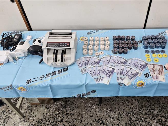 警方查扣賭資、籌碼、賭具及監視器等證物。（民眾提供／寶智華台南傳真）
