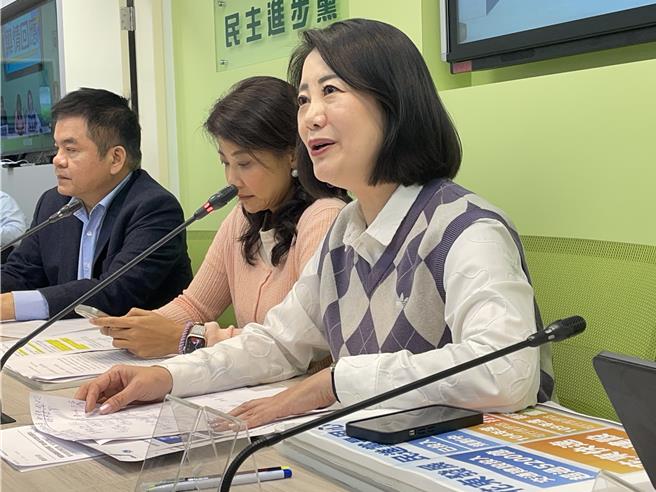 台湾民主基金会今下午开会，但外传立法院长韩国瑜办公室未收到任何开会通知，遭蓝委质疑对其很不尊重。对此，民进党立院党团干事长吴思瑶说，这样的说法值得再去查证，依她了解，董事改选程序、书面和当面都有通知，包含改组流程。（蔡雯如摄）