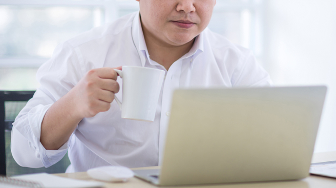 亲戚都认为弟弟轮班工作领高薪很成功，但弟弟却因为作息不正常，而全身都是病。（示意图：shutterstock／达志）