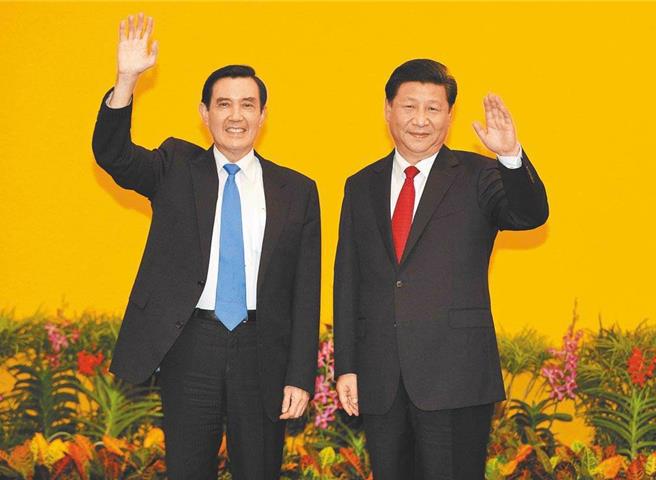 前总统马英九一行访问大陆，外媒原报导会在8日进行「马习二会」，最后却又新传出2人会面是延至10日。图为2015年11月7日举行的「马习会」。（本报资料照片）