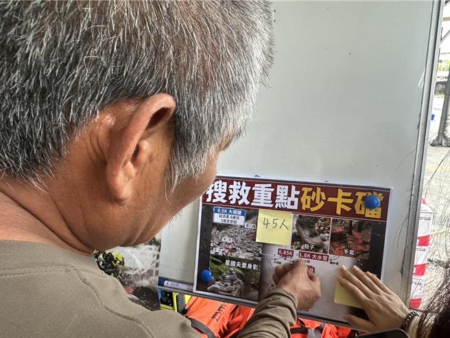 花莲强震迈入第8天，太鲁阁国家公园砂卡礑步道为搜救热点，住在步道终点的王姓农友今天到消防队提供搜救队员新线索，肯定失联的澳籍新加坡夫妻就在1.8K大水管处。（罗亦晽摄）