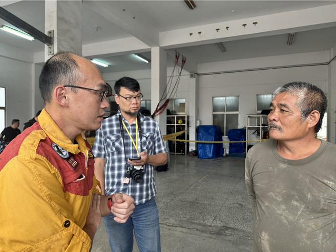 花莲强震迈入第8天，太鲁阁国家公园砂卡礑步道为搜救热点，住在步道终点的王姓农友（右一）今天到消防队提供搜救队员新线索，肯定失联的澳籍新加坡夫妻就在1.8K大水管处。（罗亦晽摄）