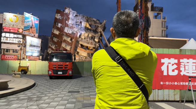 有网友在直播画面中，发现消防人员在救余姓女子的爱猫「橘子」时，一旁的窗边有只橘色的猫咪待救援，而这只猫咪也被康父证实，是女儿的爱猫。（图 / 民眾提供）