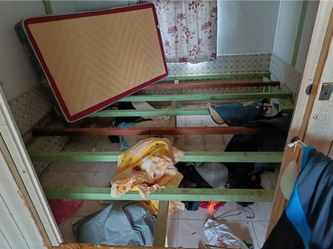 嘉義縣東石鄉陳姓民眾才外宿1天，9日返家驚見床板被偷光。（朴子分局提供∕呂妍庭嘉義傳真）