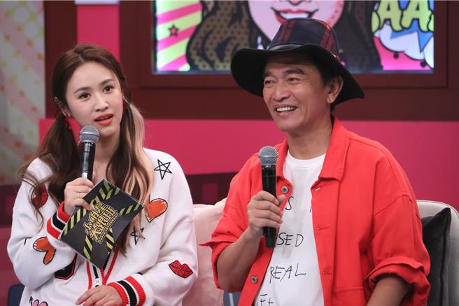 Sandy（左）、吴宗宪一起主持《小明星大跟班》。（中天综合台提供）