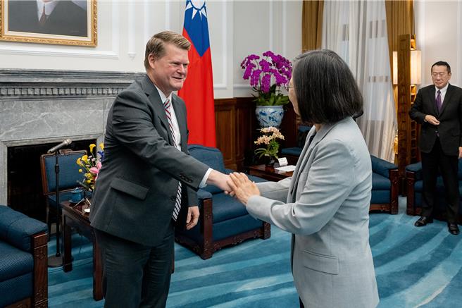 蔡英文总统接见美国智库「2049计画研究所」访问团。(总统府提供)