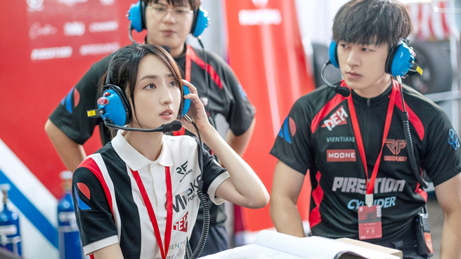 柯佳嬿坦言平常就很喜歡開車，也看過一些賽事轉播，便決定接拍此戲。（圖／龍華電視提供）