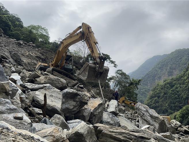 搜救人员今挖掘出2具罹难者遗体。（中央灾害应变中心提供）