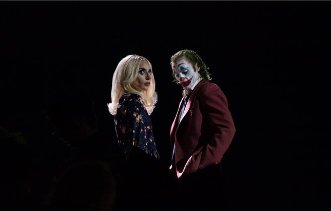 瓦昆菲尼克斯（右）跟女神卡卡聯手演出《小丑：雙重瘋狂》期待值破表。（華納兄弟提供）