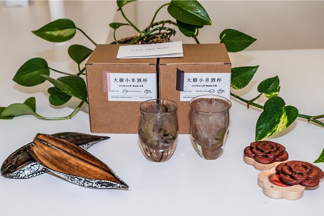 新竹县文化基金会将首届「匠心之梦」全国文创竞赛的「精巧组」金奖「一叶茶舟」（左）等获奖作品转化为文创品。（罗浚滨摄）