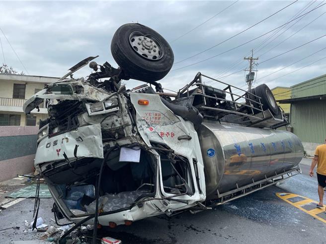 49歲陳姓男子10日駕駛牛奶槽車行經桃園市觀音區忠孝路時，與路邊正起步的水泥車發生擦撞事故。（翻攝照片／蔡明亘桃園傳真）