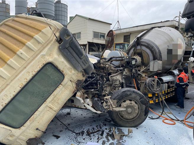 49歲陳姓男子10日駕駛牛奶槽車行經桃園市觀音區忠孝路時，與路邊正起步的水泥車發生擦撞事故。（翻攝照片／蔡明亘桃園傳真）