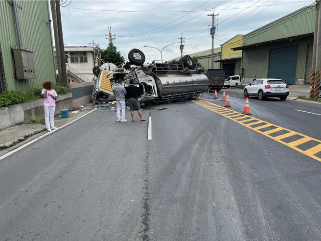 49歲陳姓男子10日駕駛牛奶槽車行經桃園市觀音區忠孝路時，與路邊正起步的水泥車發生擦撞事故。（翻攝照片／蔡明亘桃園傳真）