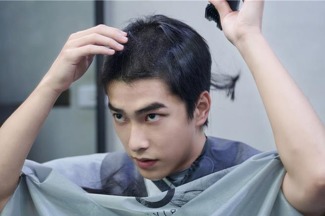 曾敬骅为影集《如果我不曾见过太阳》亲自剃髮。（一诺影视提供）