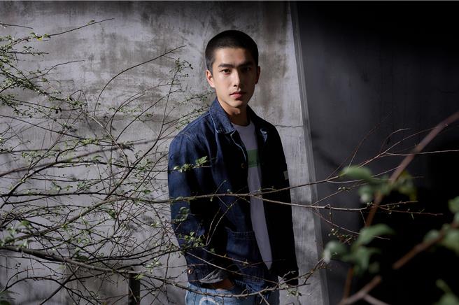 曾敬骅全新平头造型演绎受刑人。（一诺影视提供）