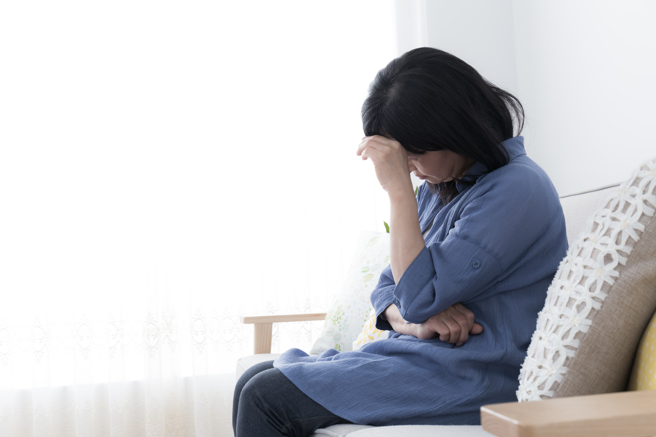 女性在生理期间，因雌激素和黄体素变化，身体会较浮肿，情绪也不佳。（示意图，Shutterstock／达志）