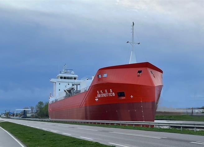 裕民航运7，750载重吨环保水泥专用新船 「亚泥九号」(Asia Cement No.9)交付。（裕民提供）